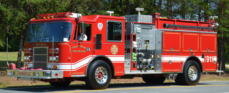 Tanker 432 — 1993 Pierce Dash water tanker at Station 32